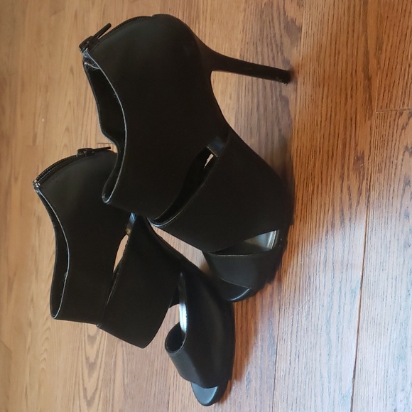 Fioni Black Heels - Picture 4 of 14
